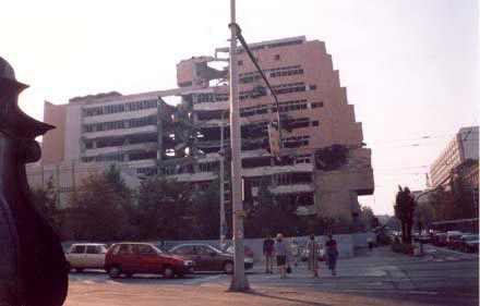 Здание, пострадавшее от НАТОвских бомбардировок